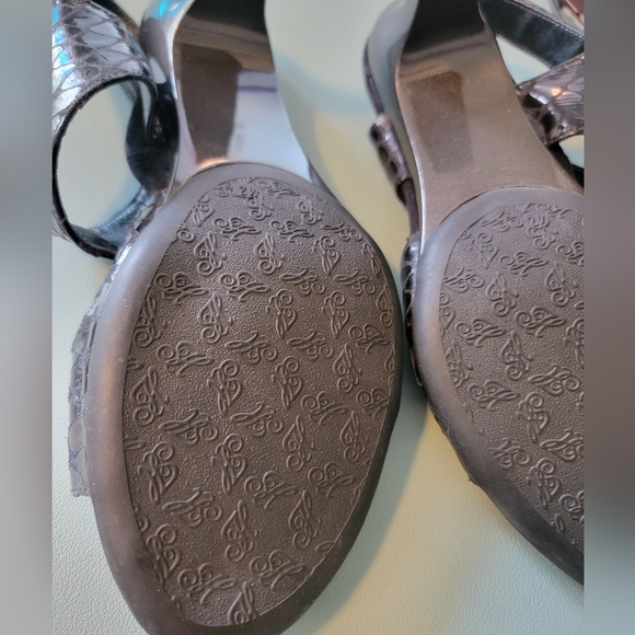 NWOB Helle Comfort Women's Velcro Strap Black  Faux Snake Skin Kitten Heel - 11 - Picture 8 of 9